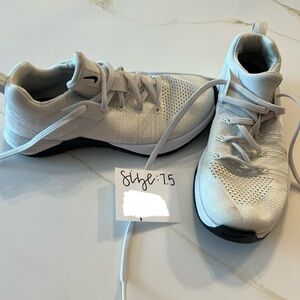 Size 7.5 Nike tennis shoes for sale. Good condition.